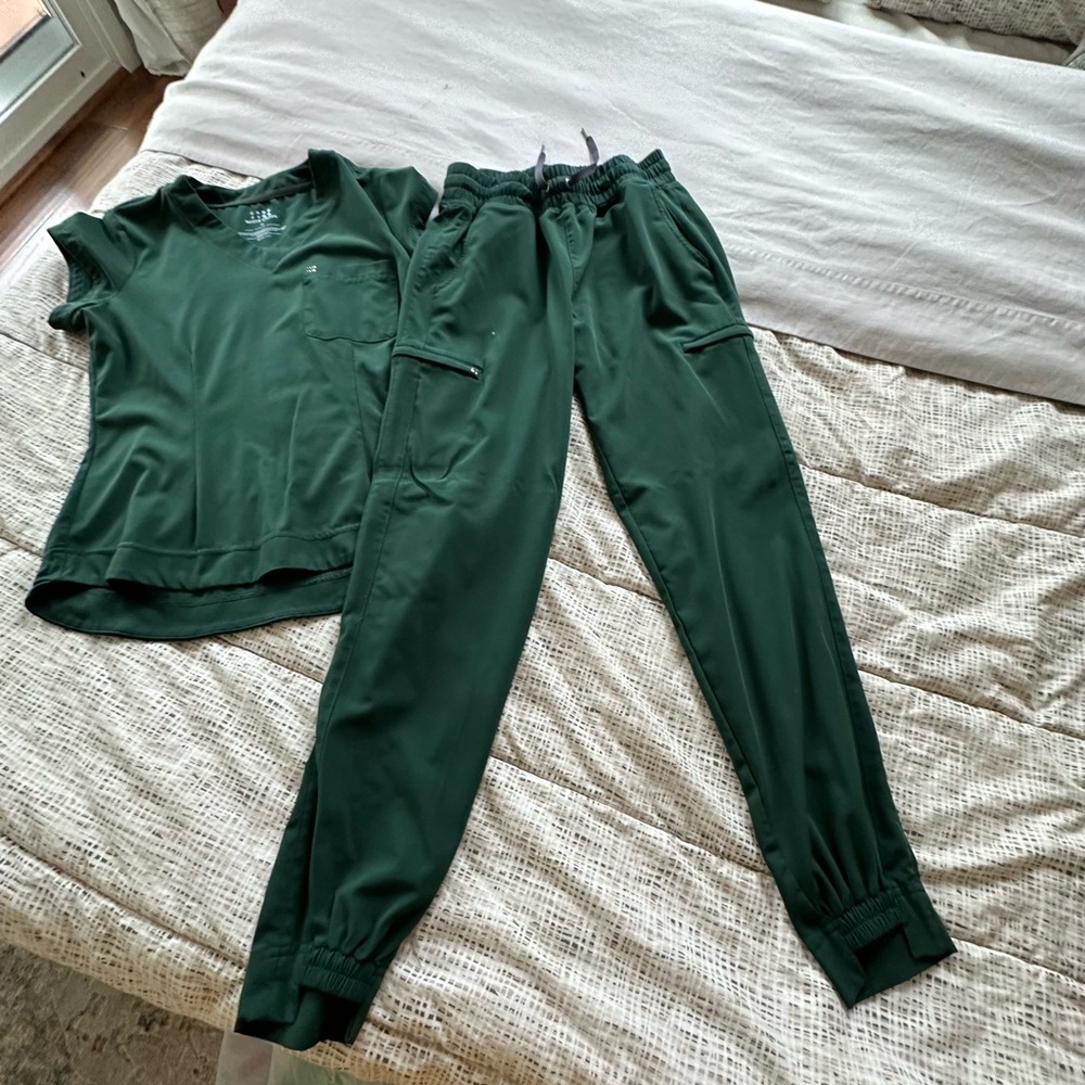 Scrub set
